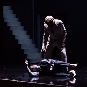 Don Giovanni (2022) : Masetto picchiato dal finto Leporello - foto: Elisa Casula