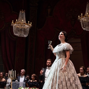 La traviata (2022) : Violetta e gli invitati - foto: Elisa Casula
