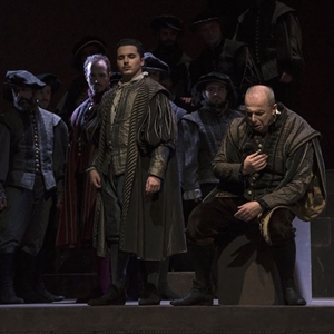Rigoletto (2018) : Rigoletto piange davanti a Marullo, Borsa e ai cortigiani - foto: Elisa Casula