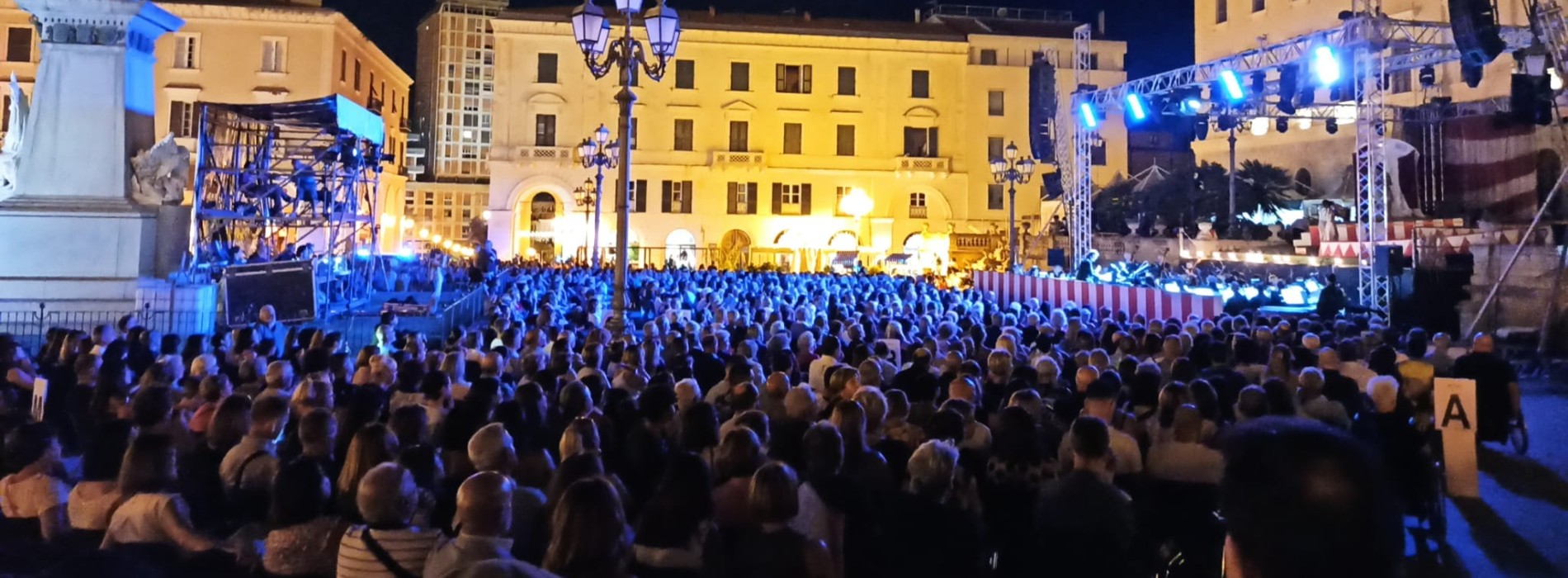 Pagliacci trionfa in Piazza d´Italia