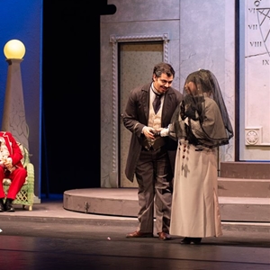 Don Pasquale (2022) : Malatesta accompagna "Sofronia" da Don Pasquale - foto: Elisa Casula