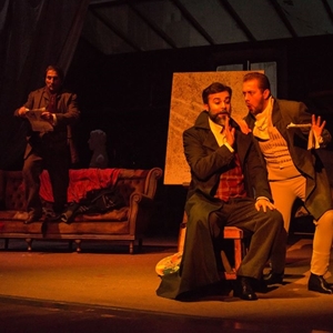 La bohème (2018) : Si cerca di alimentare il caminetto nell´umida soffitta - foto: Elisa Casula