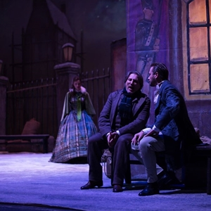 La bohème (2018) : Rodolfo si confida con Marcello mentre Mimì li ascolta - foto: Elisa Casula