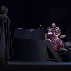 Rigoletto (2018) : Gilda osserva il Duca con Maddalena (Sofia Janelidze) - foto: Elisa Casula