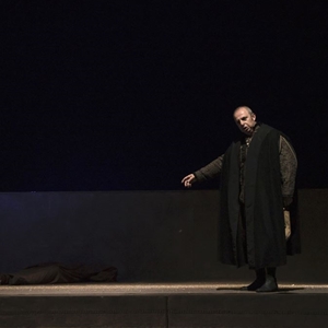 Rigoletto (2018) : Rigoletto trionfante credendosi davanti al cadavere del Duca - foto: Elisa Casula