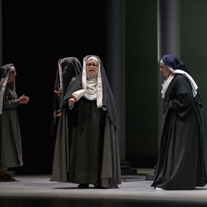 Suor Angelica (2020) : Una misteriosa berlina fuori dal convento... - foto: Elisa Casula