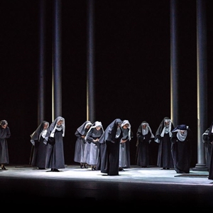 Suor Angelica (2020) : Le suore del monastero intorno alla Badessa - foto: Elisa Casula